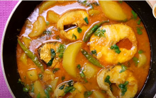 ইমিউনিটি বাড়াতে খান লাউ দিয়ে শোল মাছের ঘণ্ট